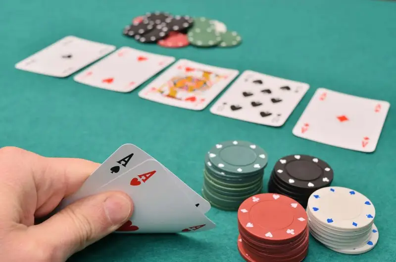 Có nhiều phong cách chia bài poker Vinwin độc đáo